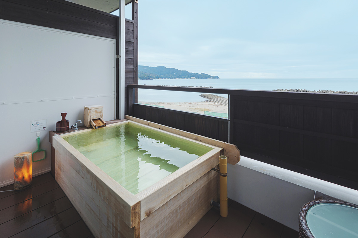 Square-shaped hinoki open-air hot spring